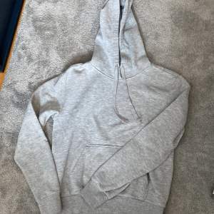 Säljer denna gråa hoodie från HM. Finns inga tecken på användning dock så är den lite nopprig på armarna men ingen som syns eller känns på. Säljer då den blivit för liten. Hör av er vid funderingar eller fler bilder💕