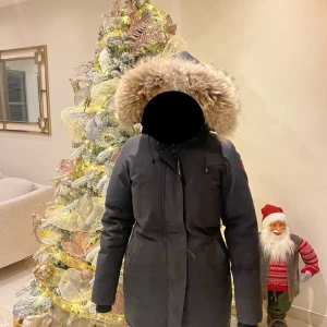 Canada goose Viktoria parka  - Storlek M  Säljs för 5500kr värd 10.200 säljs inte i butik, köper du en sådana jacka på nätet kostar jackan dig 17.000!   Endast snabbaffär! 