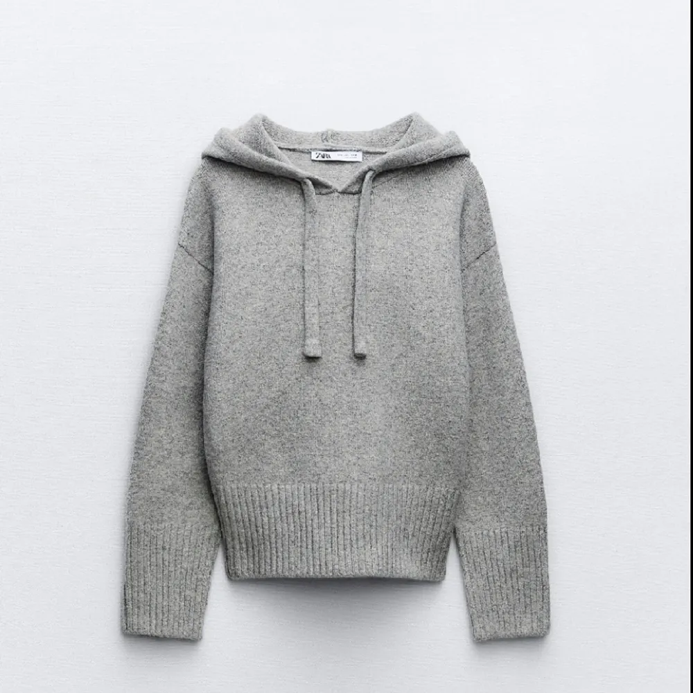 Säljer denna zara hoodie som är slutsåld. Kol inte till användning då den var stor. 💕. Hoodies.