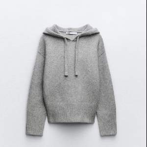 Säljer denna zara hoodie som är slutsåld. Kol inte till användning då den var stor. 💕