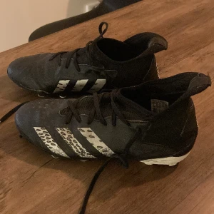 Fotbollsskor Adidas predator - Fotbollsskor av märket Adidas (predator). Storlek 37 1/3. Inte mycket använda. Skickar fler bilder om ni vill ha. 
