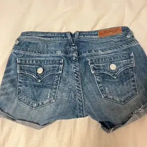 Ett par lågmidjade jeansshorts från Vigoss Jeans, köpta i USA.