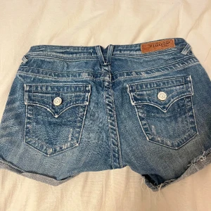 Lågmidjade jeansshorts - Ett par lågmidjade jeansshorts från Vigoss Jeans, köpta i USA.