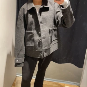 Mörkgrå skepparkavaj - Oanvänd skepparkavaj i filtmaterial från lager 157. Mörkgrå färg.  Hör av er vid frågor 💕