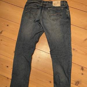 Jacob Cohen jeans, blå, storlek 35, knappt använda, fick fel storlek. Modell 688