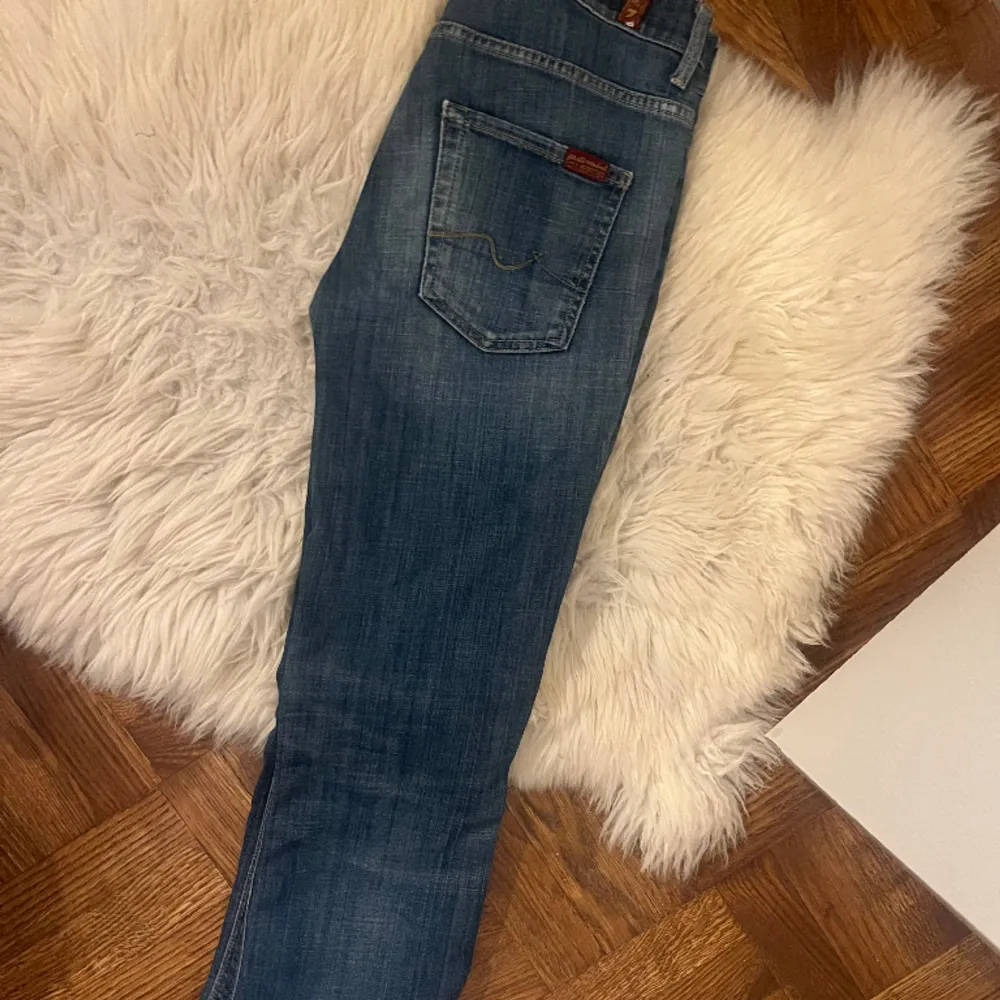 Säljer mina super snygga lågmidjade jeans från 7 for all mankind, köpta second hand i Danmark för 500 kr, nästan aldrig använda! Sitter supersnyggt men tyvärr lite för stora på mig så därför säljer jag dem,🩷🩷ill bli av med så tveka inte på att skriva . Jeans & Byxor.