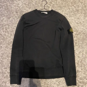 Stone Island tröja - Snygg Stone island crewneck i storlek M. Fint skick 8,5/10, nypris runt 3000kr. Har kvitto och tags kvar.