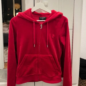 Juicy kofta  - Kofta från juicy couture i storlek s. Aldrig använd. Säljer då den inte kommit till användning