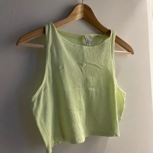 Crop top  - Gul crop top från H&M.  Kund står för frakt (ca20kr). 