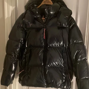 Tommy hilfiger jacka  - Helt slutsåld, nypris är runt 3500kr, inga defekter alls, och värmer otroligt bra 