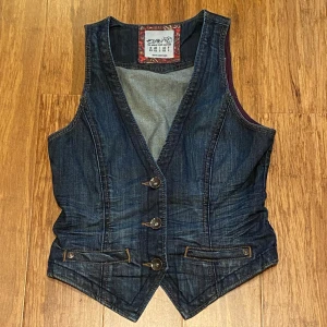 Jeans väst från Esprit - Midja: ca 72cm Längd fram: 54cm (till längsta) Längd bak: 43cm  Hör av dig om du har några frågor! 