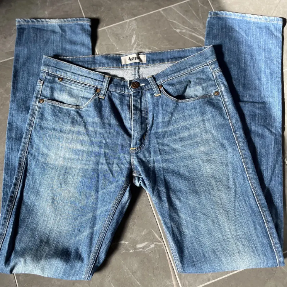 säljer pga för stora. jätte fina acne studios jeans som jag tyvärr inte kmr till användning, är lite långa på mig som är 165, bra skick då jag knappt använt dom💕 hör av er om ni har några frågor 💕. Jeans & Byxor.