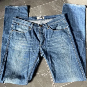 acne jeans 💕 - säljer pga för stora. jätte fina acne studios jeans som jag tyvärr inte kmr till användning, är lite långa på mig som är 165, bra skick då jag knappt använt dom💕 hör av er om ni har några frågor 💕