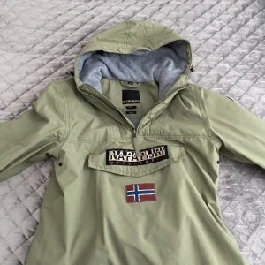 Napajiri Vinterjacka storlek M - Säljer min Napajiri jacka som jag har knappt haft i 1 år då jag har köpt en ny. Jätte fint skick helt felfri