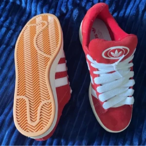 Adidas Campus 00s - Skolåda kommer med samt röda skosnören. Pris diskuterbart