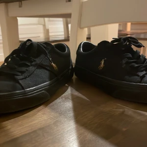 Polo rhalp Lauren  - Hej jag säljer dessa Polo rhalp Lauren skorna för att de inte passar mig. De är använda en gång men jag gick inte ut med de. När jag köpte de så testade jag inte de testade de dagar efter och då var det för sent att avända de. Säljer dessa för 800 kr⭐️