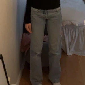 Zara straight midwaist jeans - Säljer dessa fina jeans då de är för små. Perfekt skick eftersom de knappt är använda. Perfekta ljusblåa färgen! 