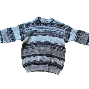 Stickad oversized tröja - Använt ett par gånger förra vintern men aldrig något efter det, inga defekter💕 Strlk L men om man har mindre strlk är den rätt så oversized❤️