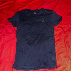 T-shirt - Säljer den då jag inte har använt den för den inte passade mig.