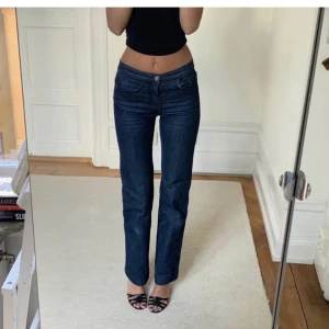 J Lindeberg jeans - Jeans från J Lindeberg. Har två märken vid knäna. Jag är 180 cm