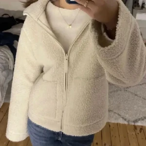 Tröja  - Lånade bilder!  Super skön tröja perfekt nu till vintern. Använd fåtal gånger och är i super skick❤️(slutsåld på HM hemsida)