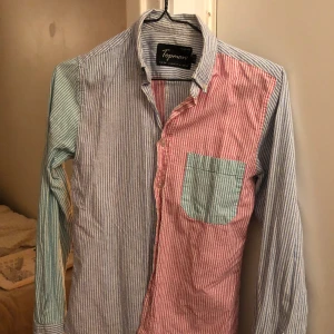 Skojig skjorta!  - Fin randig skjorta i olika färger. Säljer pga tyvärr för liten för mig. Behöver en strykning men toppenskick! 