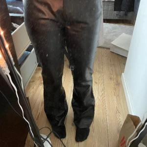 Skinn byxa  - Säljer mina Lågmidjade bootcut skinn byxor för de ej kommer t andvändning 