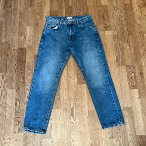 Woodbird Jeans - Mörkblå jeans från Woodbird, midja 30, storlek 30