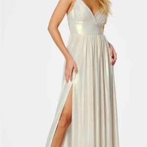 Balklänning - Balklänning från bubbleroom i storlek 34 (passar mig som är 170 lång)   Färg champagne 