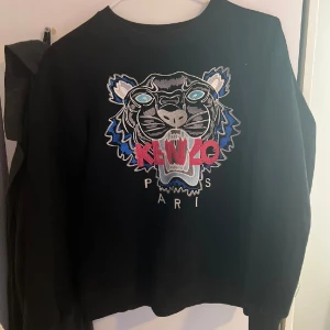 Kenzo tröja - En superfin kenzo tröja! Dam men passar även en liten Man. stl M men passar även S. använd men i mycket gott skick, inga defekter. Först till kvarn nypris ca 2000kr