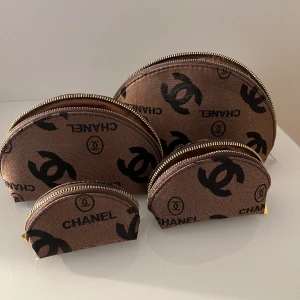 Chanel. - Necessärer, kan köpas separat. Fyra olika storlekar. 