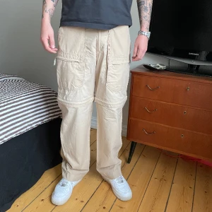 Cargo byxor - Tunna cargo bycor storlek 48/50 sitter som en 32 tum typ 