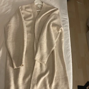 Kofta  - Lång stickad kofta från hm som är använd några gånger men i bra skick 