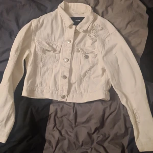 Bikbok jeans jacka  - Säljer då den hära jeans jackan för den kommer inte till användning och förliten för mig. Köparen står för frakten!