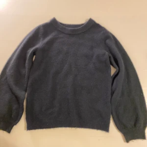 Stickad tröja  - Blå stickad tröja från 