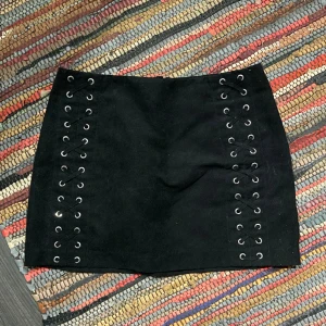 Kjol - Kjol från H&M, nyskick. Sorleksmärkt 38 men jag skulle säga att den är 36.