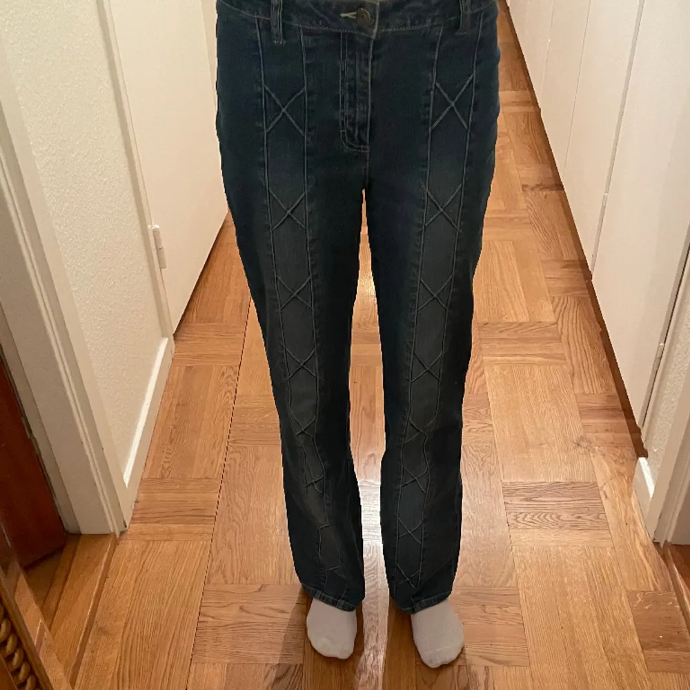 Ett par coola jeans men så X längst benen! Jag är ungefär 175 cm och de är lite korta på mig💗 dem är mid waist💗Innerbenslägd: 79 cm Tvärsöver midja: 38/39 cm men är lite stretchiga💗. Jeans & Byxor.