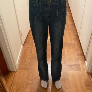 Ett par coola jeans men så X längst benen! Jag är ungefär 175 cm och de är lite korta på mig💗 dem är mid waist💗Innerbenslägd: 79 cm Tvärsöver midja: 38/39 cm men är lite stretchiga💗