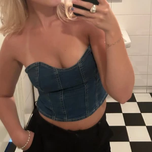 Jeans bandeau  - Jensstop från Stradivarius i storlek small. Nyskick! Frakt tillkommer ❤️