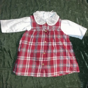 Fin klänning och body med spets krage  - Fin julklänning  och vit body helt ny storlek 68 på klänningen och 62 på bodyn. Det går att köpa separat med