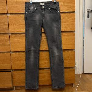 Säljer nu mina Acne jeans i storlek W28 L32. Lite äldre modell med håller fortsatt gott skick, inga defekter