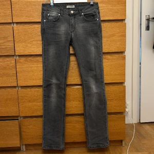 Acne Jenas - Säljer nu mina Acne jeans i storlek W28 L32. Lite äldre modell med håller fortsatt gott skick, inga defekter