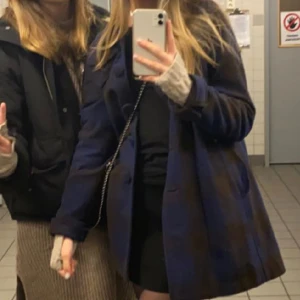 Jättefin vinterjacka - Unik kappa i marinblått mönster. Fina detaljer i form av knappar och ”veck” samt detaljer vid armarna. Säljes pga flytt.