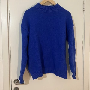 Stickad tröja - Använd ett fåtal gånger och är i jättebra skick! 