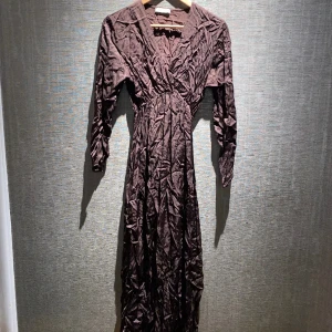 Klänning | STANK - En jättefin brun långklänning från märket STANK i storlek L. Skulle dock säga att den även passar m. Klänningen är väldigt luftig och flowy. Pris kan diskuteras. Skriv privat till mer bilder och info.