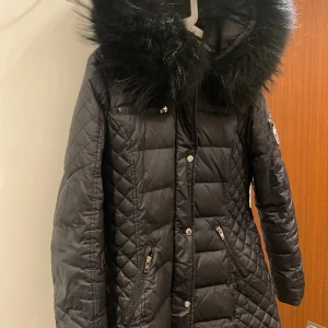 Rock and blue jacka  - Äkta päls, storlek 42. Finns en litet hål på ena ärmen som lätt går att fixa.  Nypris 3999:- 