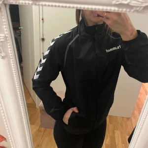 💛 Tunn jacka från Hummel 💛 - Svart lättare vindjacka från Hummel . Storlek S, normal i storleken .  Se bild för materialinformation . Utan anmärkning .