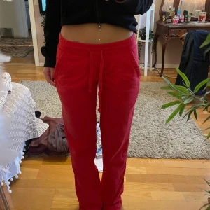 Lågmidjade mjukisbyxor  - Lågmidjade mjukisbyxor, straight leg. Ed Hardy men osäker om de är äkta eller ej. Bra skick. Midjemått- 70cm, innerbenslängd- 83cm.