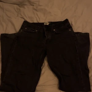 Icon jeans - Svarta Lågmidjade jeans från lager 157. Modell ”Icon.” Köparen står för frakt 