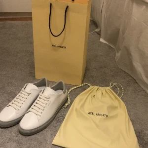 Axel Arigato Skor - Tjena! Säljer dessa riktigts snygga Axel arigato skor köpta för 2500kr. Använda en gång. Skicket är 10/10. Helt grymt bra skick. Size 42. Hör av er med frågor. 